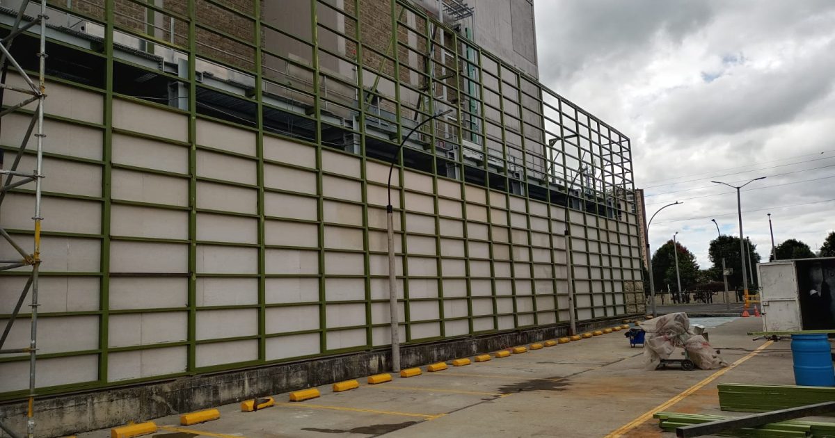 Barrera acústica en estructura metálica
