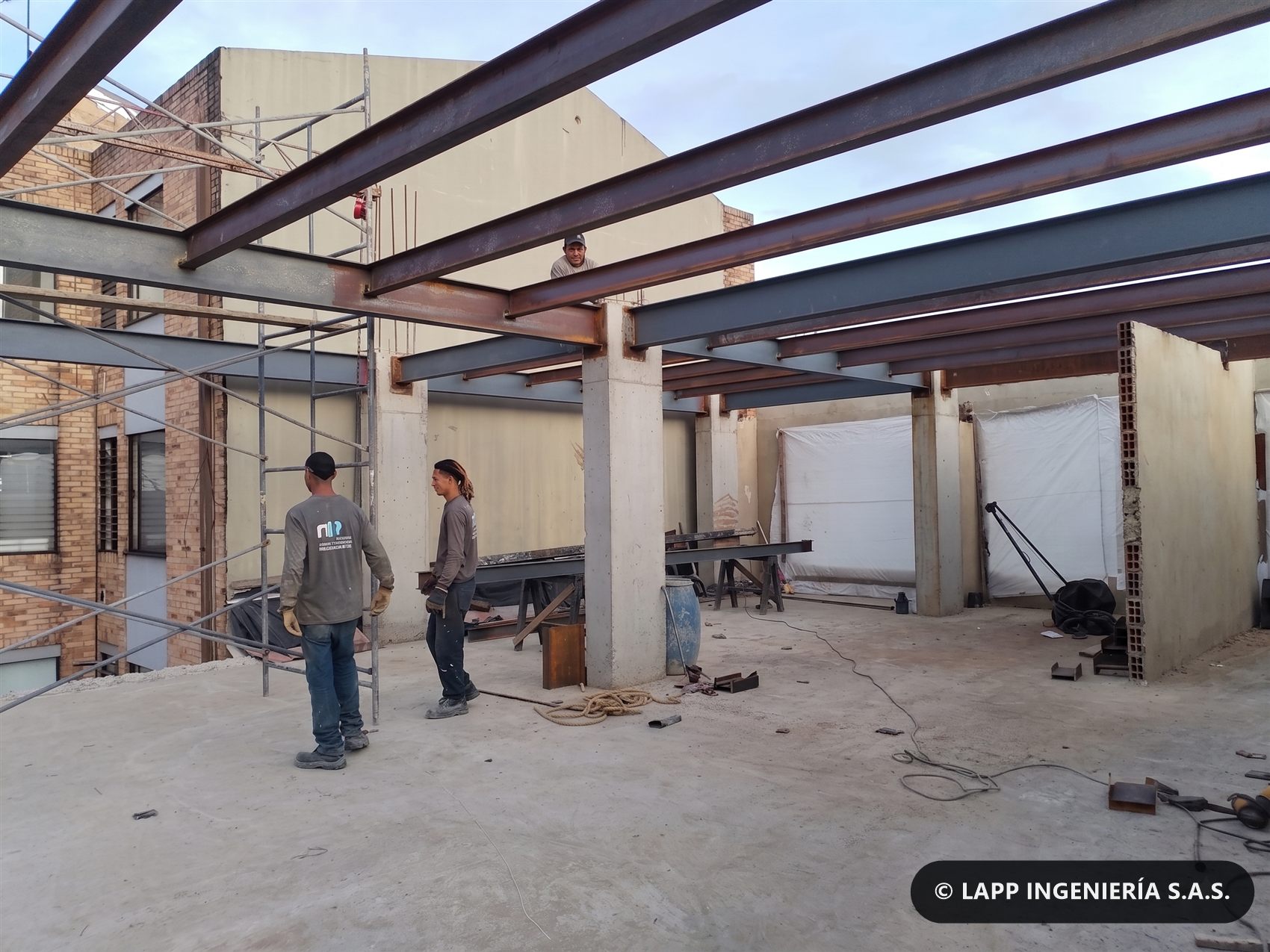 Montaje de vigas de estructura metálica
