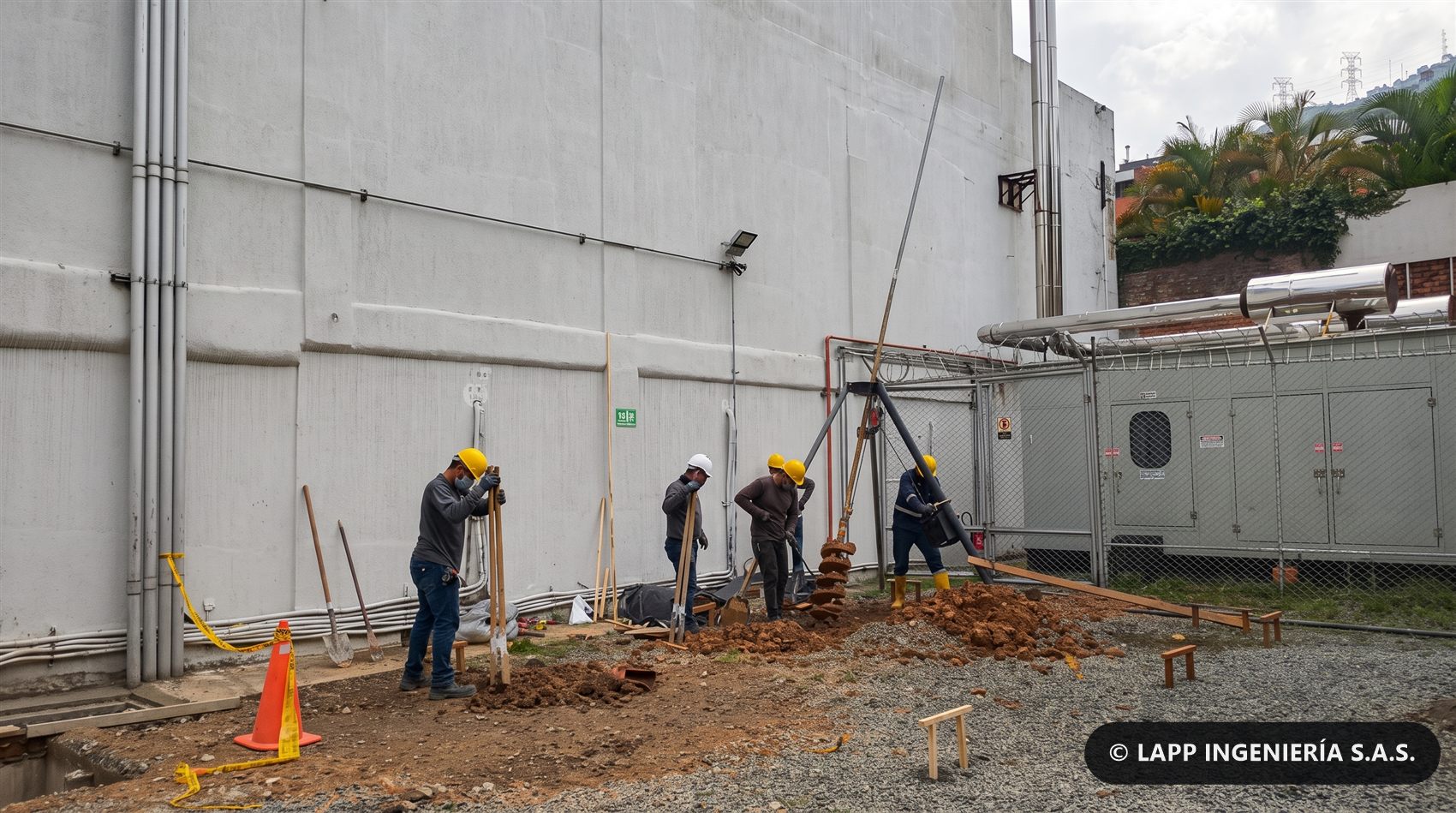 Equipo de LAPP Ingeniería ejecutando un pilotaje en obra