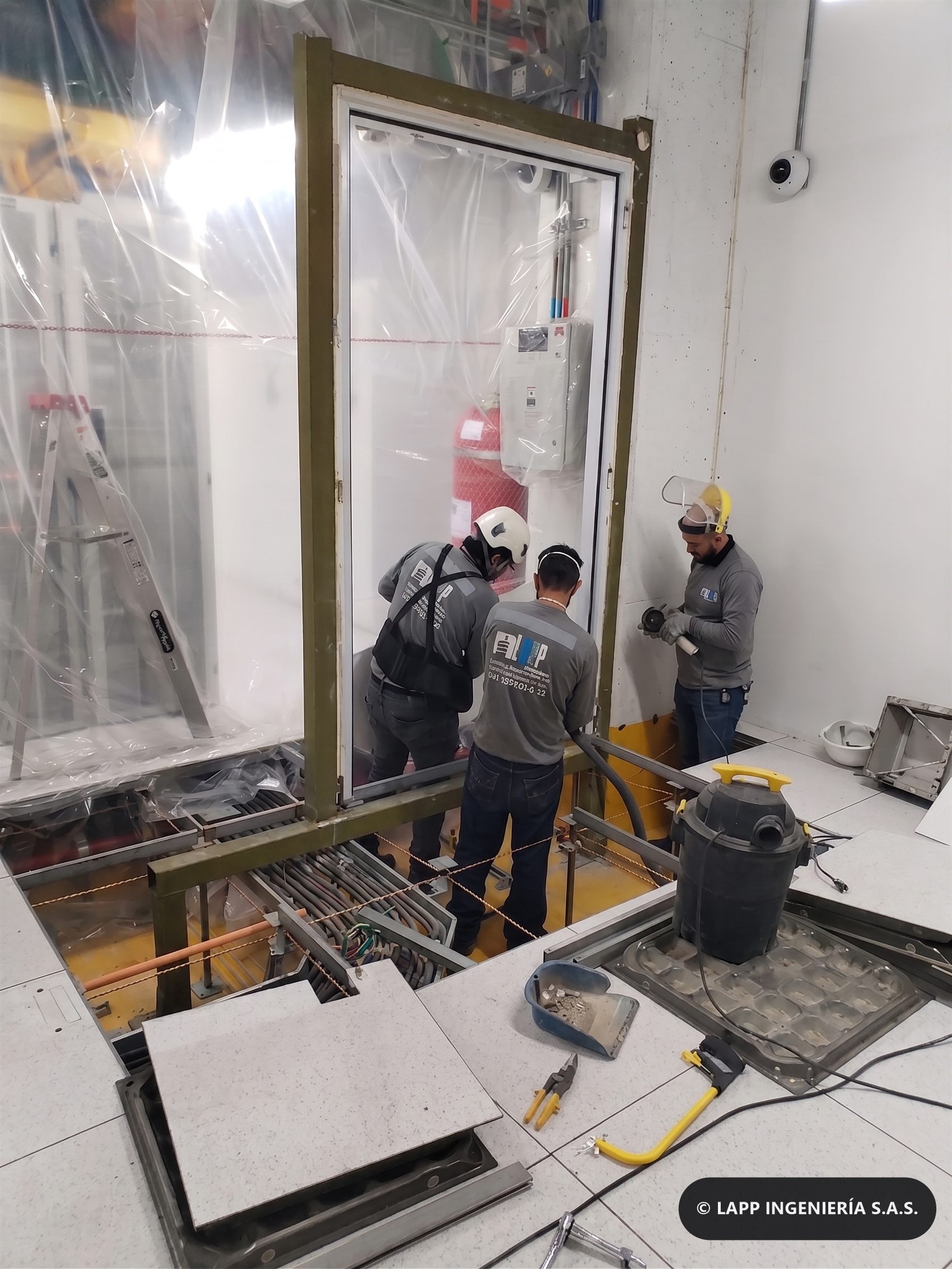Instalación sobre piso técnico levantado en sala de datacenter