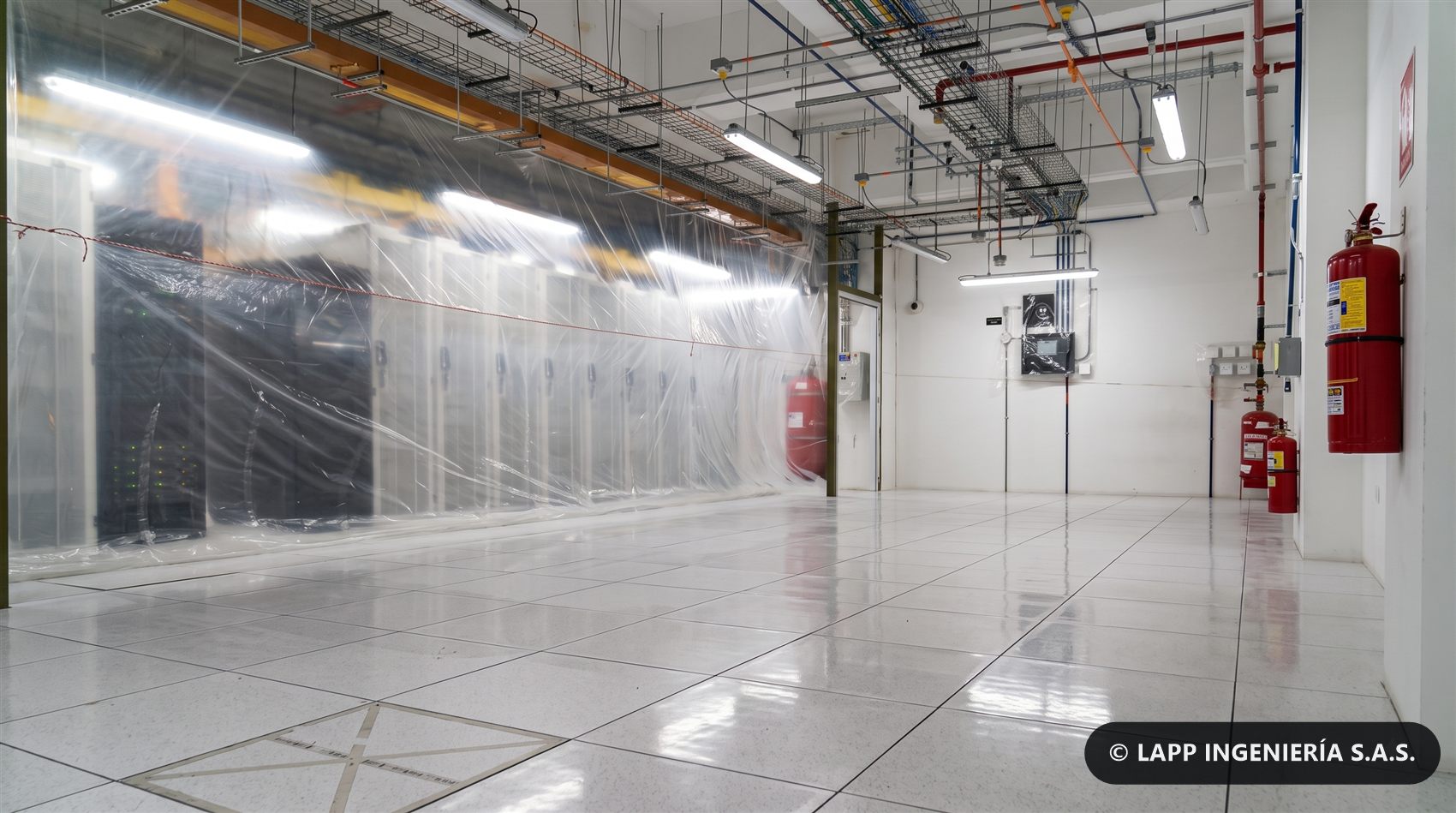 Obra en sala de datacenter con racks protegidos y equipos en operación