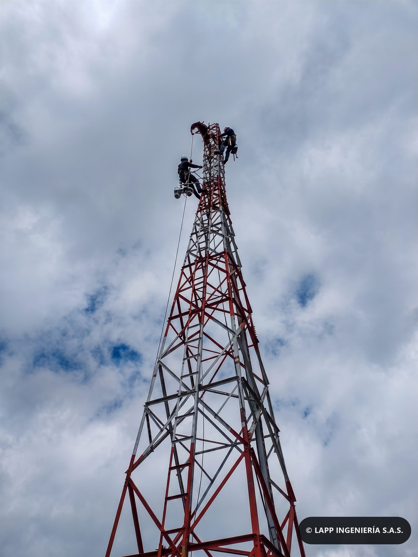Personal certificado trabajando sobre torre de telecomunicaciones