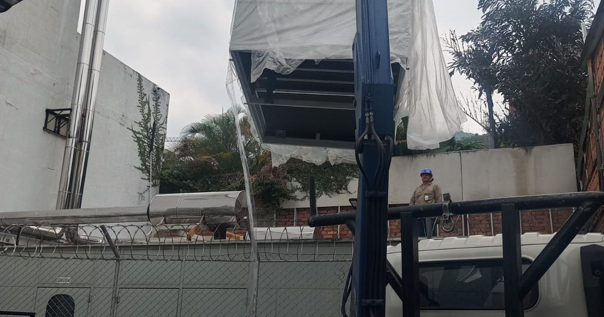 IZAJE DE CARGAS PARA DUCTOS ISONOROS